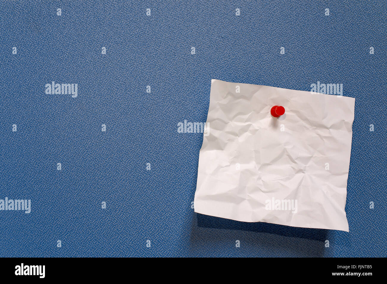 Empty Note Crumpled Pin empty white crumpled note paper on board Stock Photo - Alamy