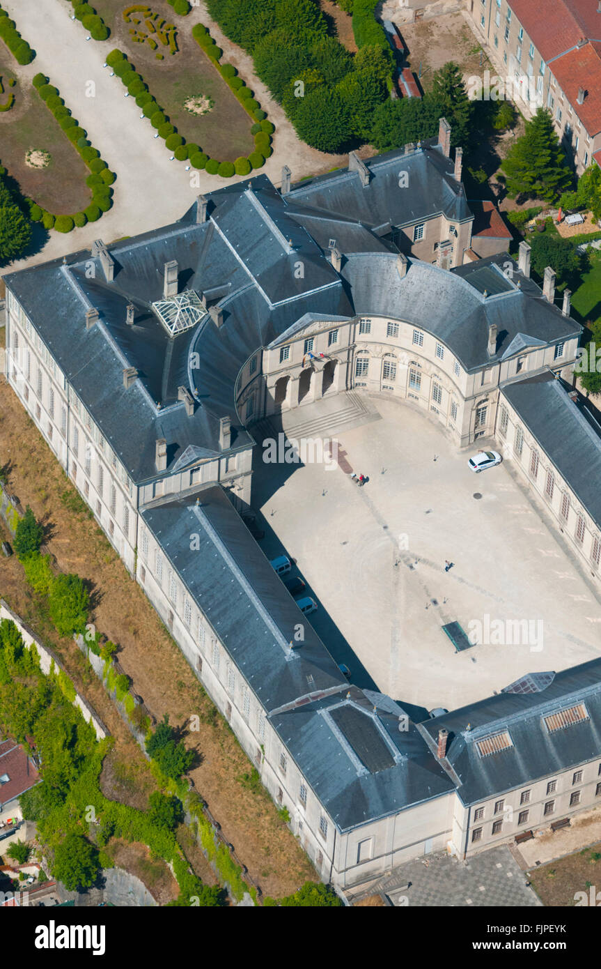 Meuse (55), ville de Verdun, Palais episcopale abritant le Centre Mondial de la Paix (vue aerienne)  // France, Meuse (55), Verd Stock Photo