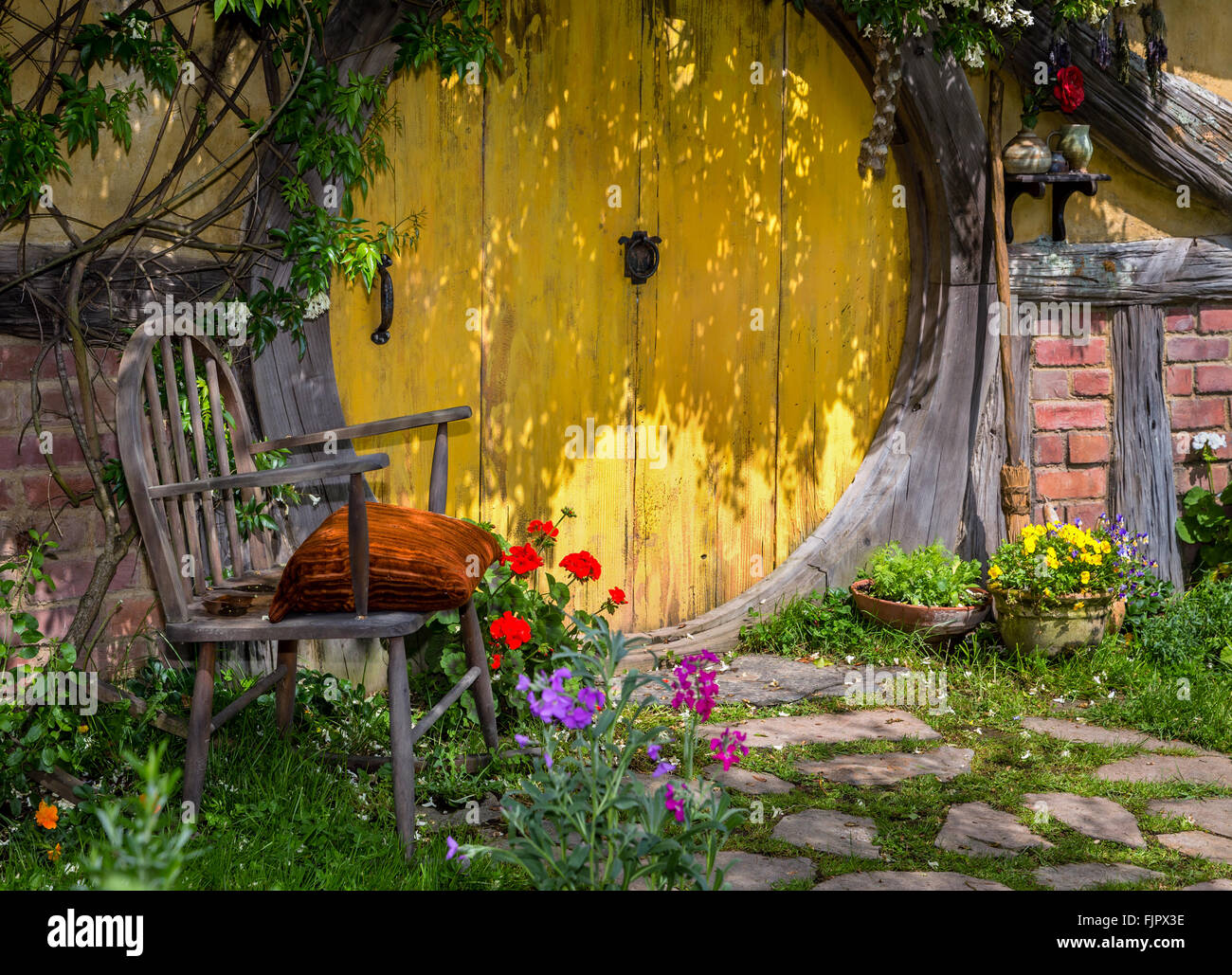 Hobbit-hole in Hobbiton, location of the Lord of the Rings and The Hobbit film trilogy, Hinuera, Matamata,  New Zealand Stock Photo