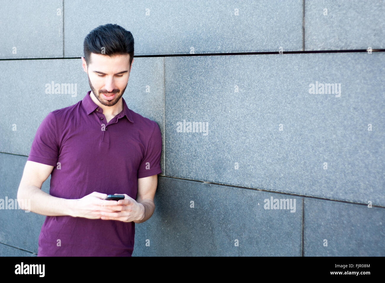Attraktiver junger Mann mit smartphone Stock Photo