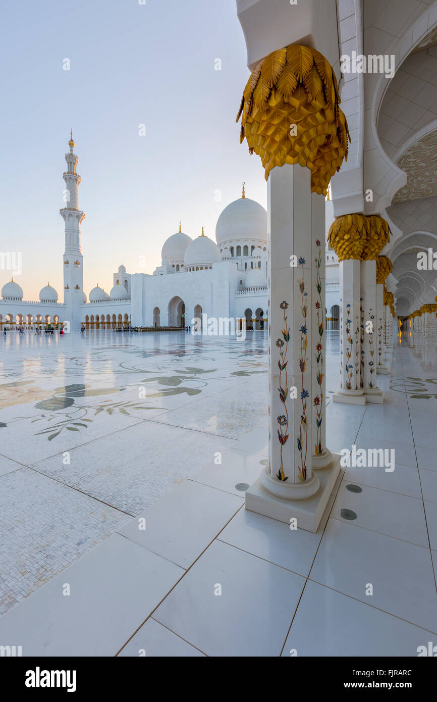 Courtyard of the Sheikh Zayed Mosque, Sheikh Zayed Grand Mosque, Abu Dhabi, Emirate of Abu Dhabi, United Arab Emirates Stock Photo
