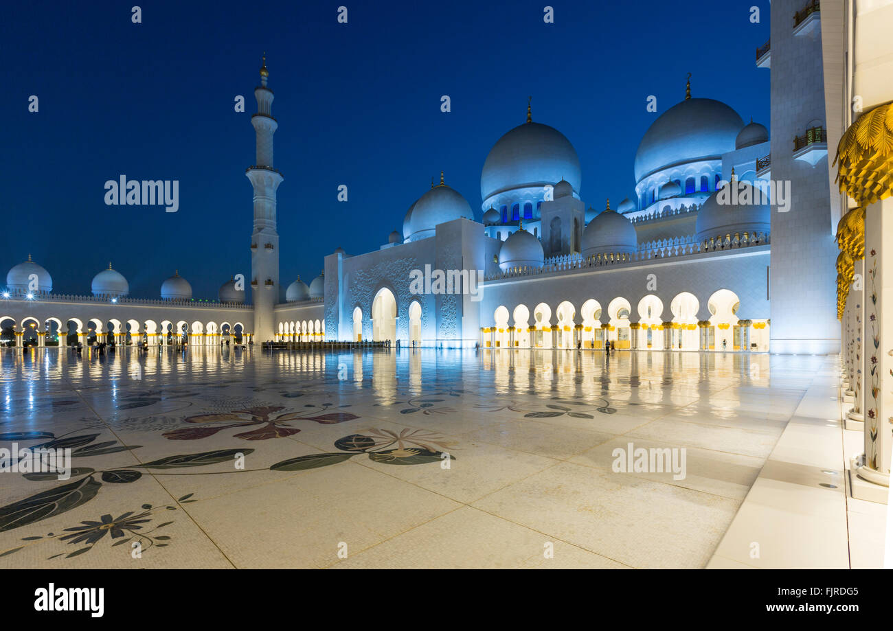 Courtyard of the Sheikh Zayed Mosque, Sheikh Zayed Grand Mosque, Abu Dhabi, Emirate of Abu Dhabi, United Arab Emirates Stock Photo