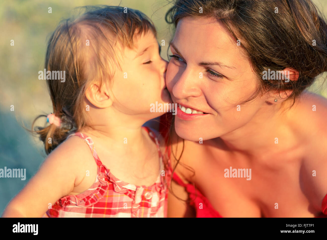 мать целует дочери грудь фото 47