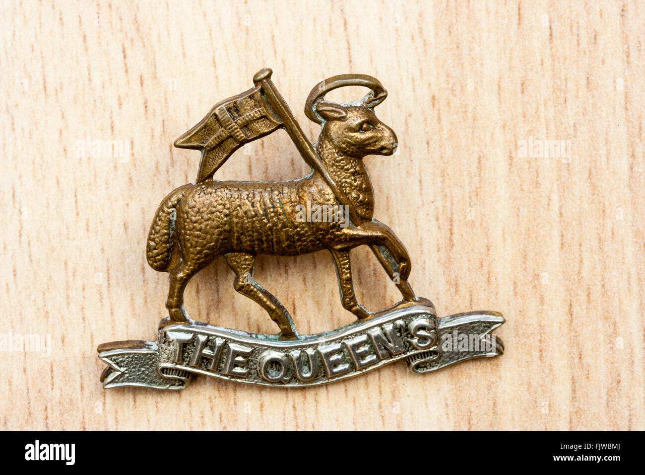 First world war, the great war. British army cap badge. The Queen's Regiment. Ram holding standard with 'The Queens' on metal scroll. Stock Photo