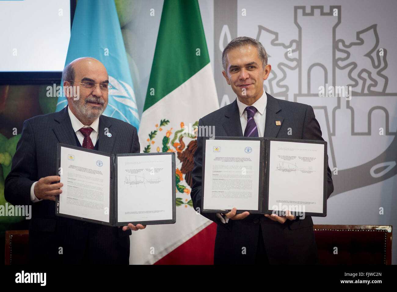 Mexico City, Mexico. 3rd Mar, 2016. Mexico City Mayor Miguel Angel Mancera(R) and UN Food and Agriculture Organization (FAO) Director-General Jose Graziano da Silva take part in the signing ceremony of the Memorandum of Understanding for the promotion of more sustainable and equitable urban food systems, in Mexico city, capital of Mexico, on March 3, 2016. © Pedro Mera/Xinhua/Alamy Live News Stock Photo