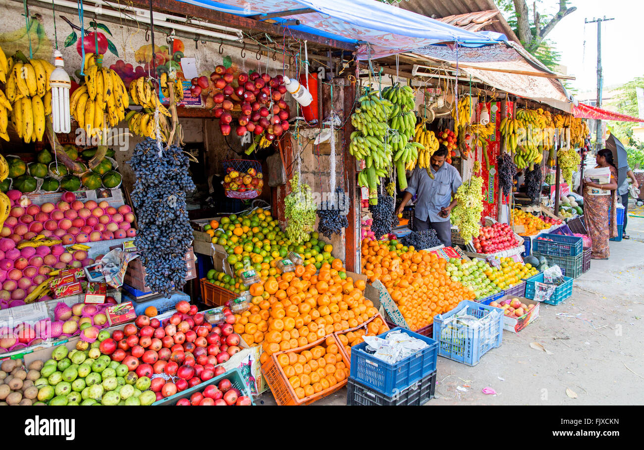 Fruit fruits store hi-res stock photography and images - Alamy