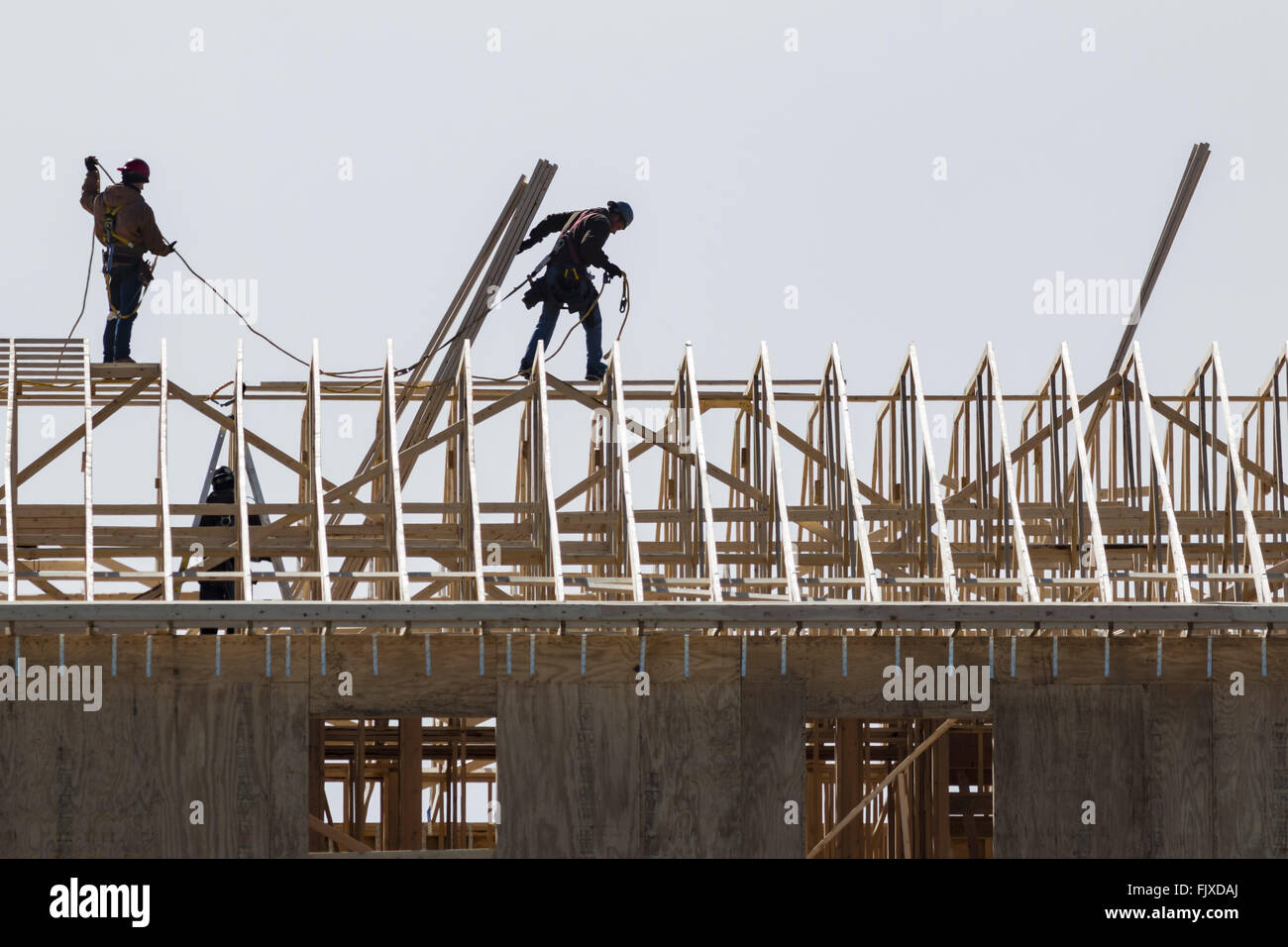 Wawayanda, New York, USA. 3rd Mar, 2016. Workers balance on the roof of