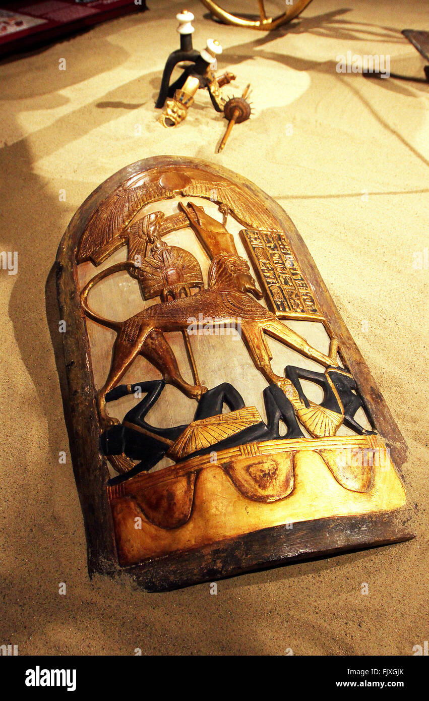 Davenport Iowa Usa 3rd Mar 2016 Tutankhamuns Shield Lays Next To