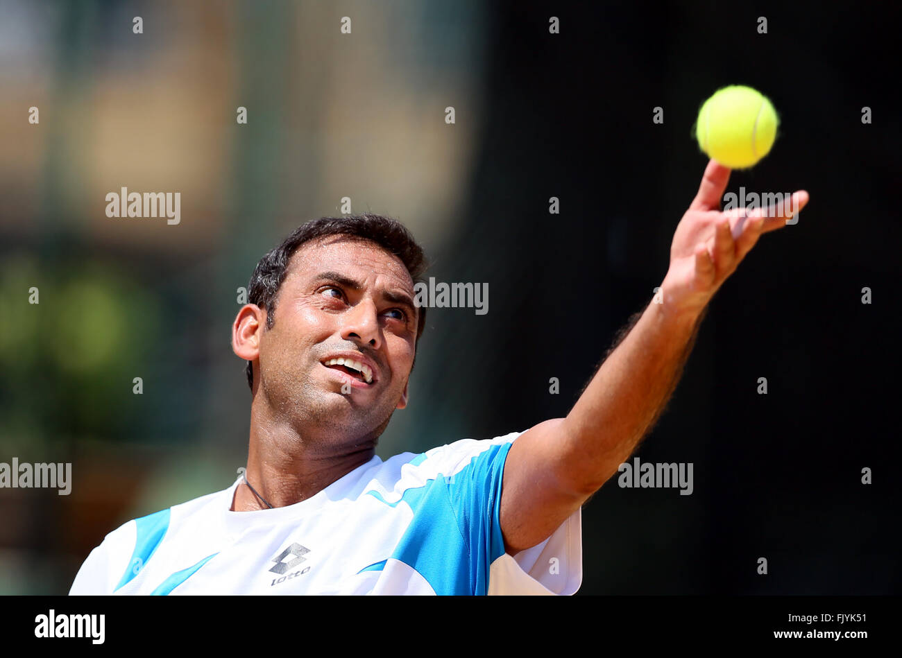 (160304) -- COLOMBO, March 4, 2016 (Xinhua) -- Aqeel Khan of Pakistan serves during his men's single match against Zhang Ze of China during their Davis Cup World Asia/Oceania Zone Group l first round single tennis match in Colombo, Sri Lanka, on March 4, 2016. Zhang won 3-0. (Xinhua/Li Peng) Stock Photo