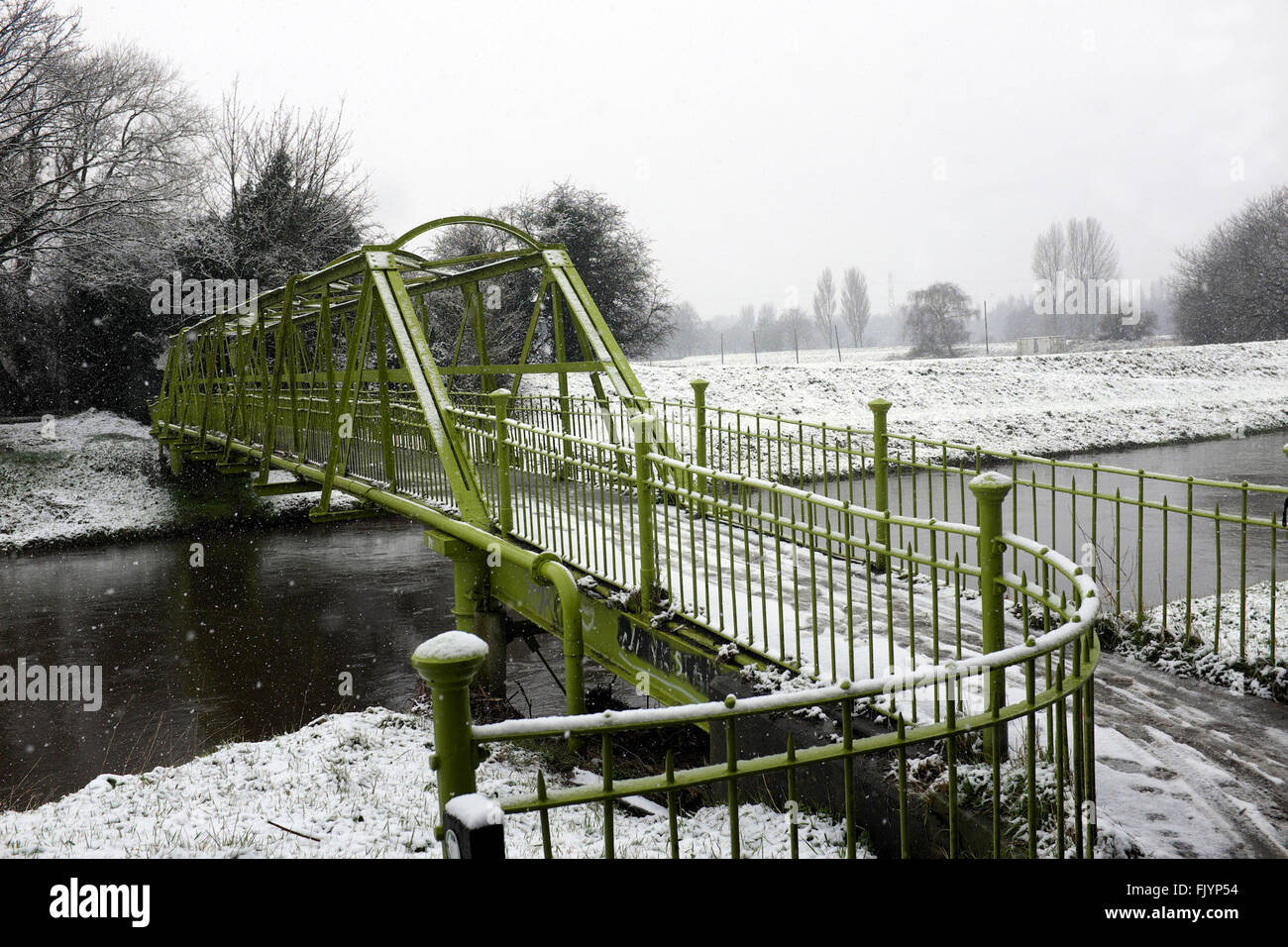 Manchester, UK. 4th March, 2016. Simon's Bridge linking Didsbury with Northenden  in South Manchester over the River Mersey has a covering of snow. Credit:  John Fryer/Alamy Live News Stock Photo