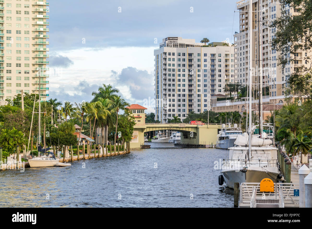 New River with bridge, boats and apartment blocks in downtown Fort