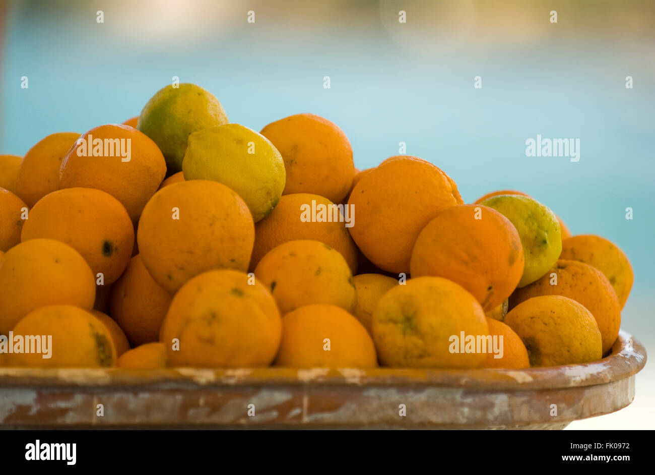 Griechenland, Kreta, Agios Nikolaos, Strandbar bei Plaka, Schale mit Orangen Stock Photo