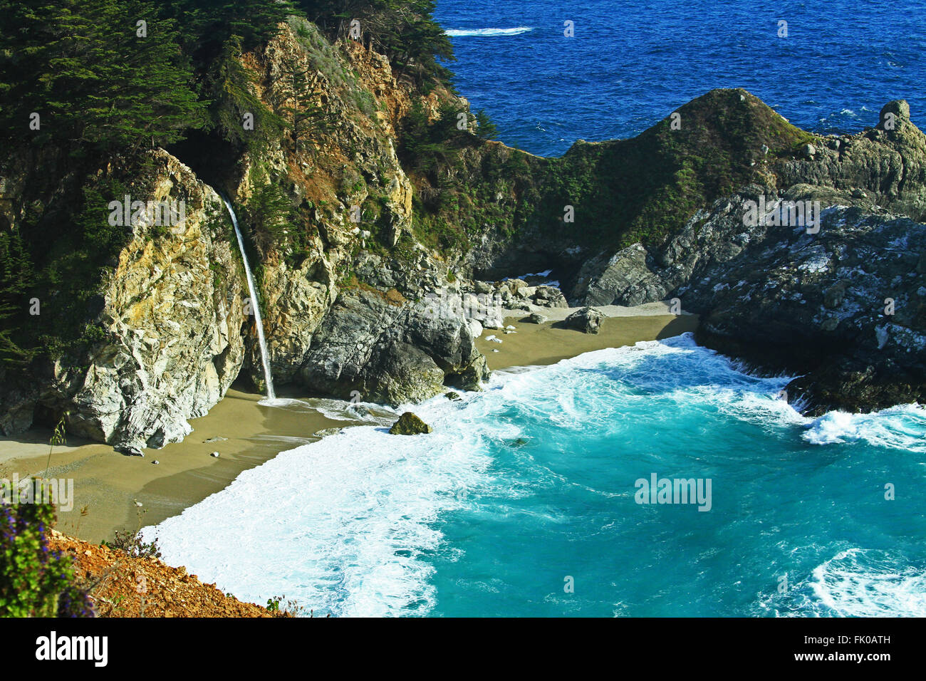 Mcway falls viewed from the overlook in Big Sur, California, at the Julia Pfeiffer Burns State Park Stock Photo