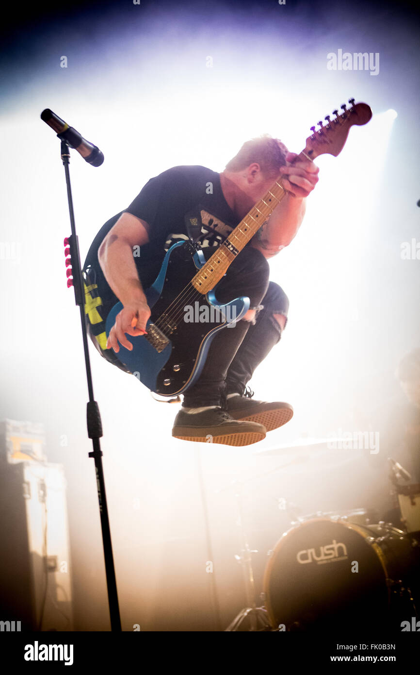 Concert line hi-res stock photography and images - Alamy
