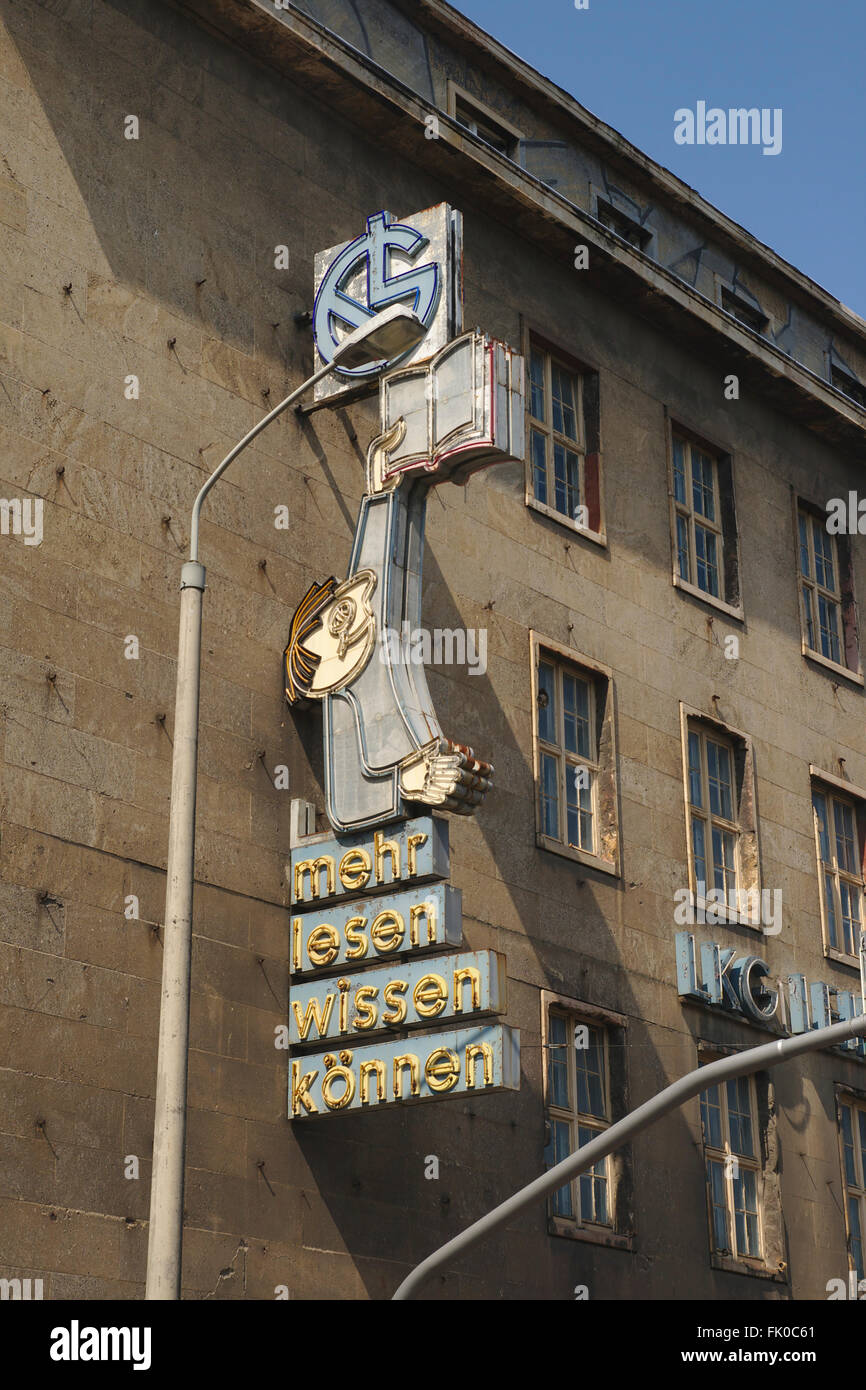 read, know and be able to do more", "mehr lesen wissen können", old DDR  advertisement, Leipzig Stock Photo - Alamy