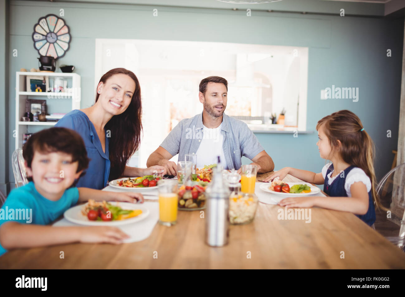 Family and food hi-res stock photography and images - Alamy