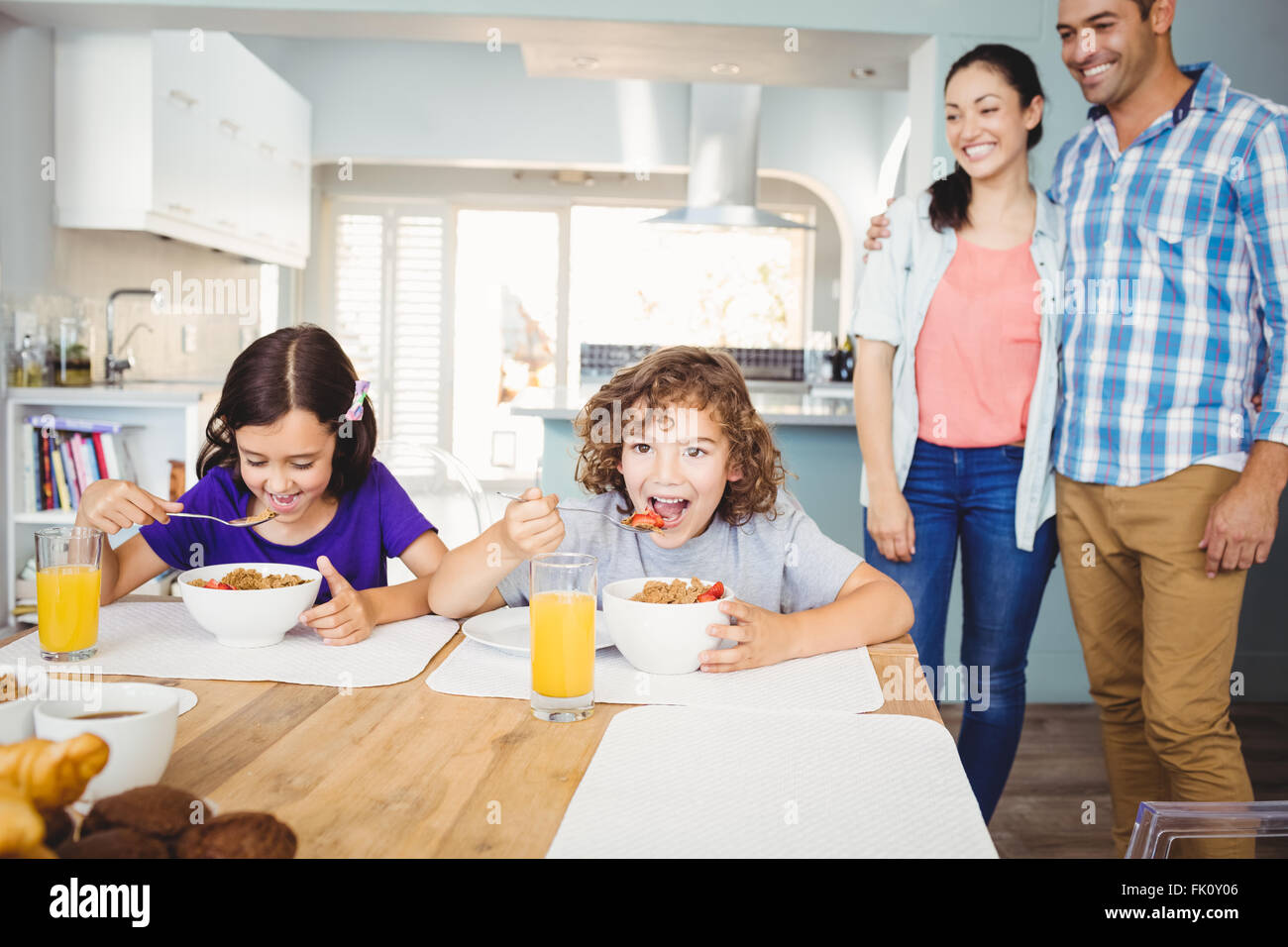 Parents and two children at table hi-res stock photography and images ...