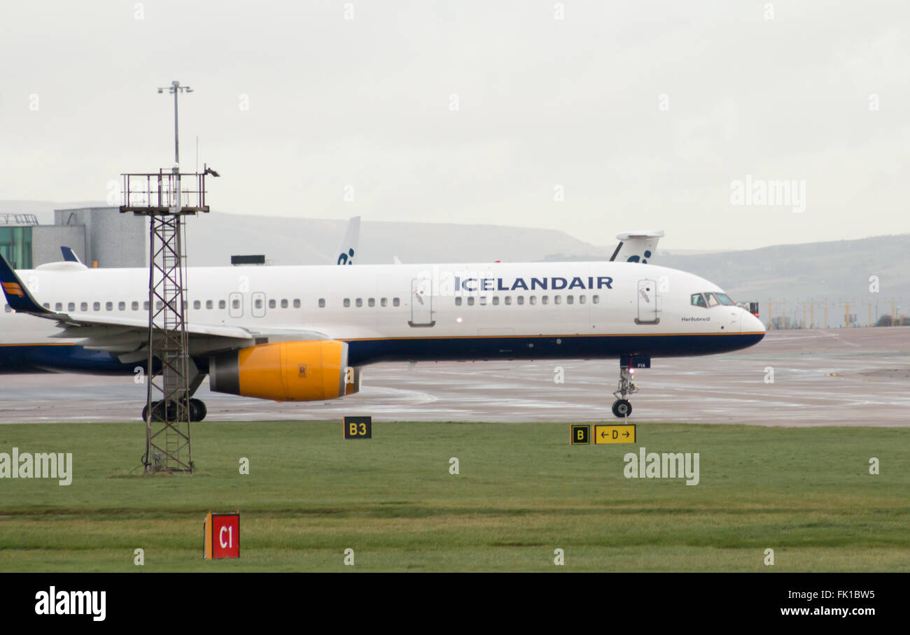 Icelandair Boeing 757-200 narrow-body passenger plane (TF-FIA) taxiing on Manchester International Airport tarmac. Stock Photo