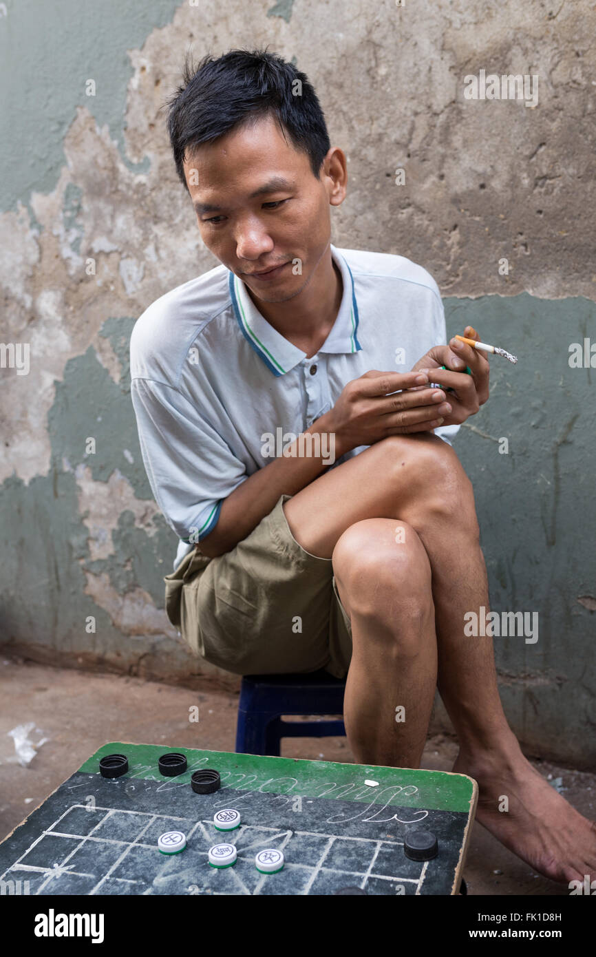 Dois Homens, Na Rua Em Hanói, Vietnã, Jogar Xiangqi, Popular Na Ásia Jogo  De Tabuleiro, Também Conhecido Como Xadrez Chinês. Foto Royalty Free,  Gravuras, Imagens e Banco de fotografias. Image 114892616