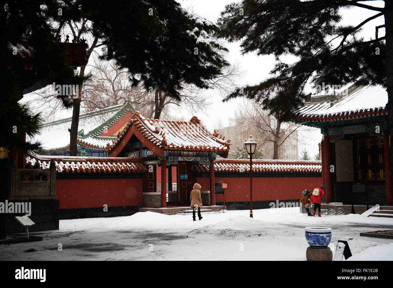 Harbin, China's Heilongjiang Province. 5th Mar, 2016. Tourists wonder through the Confucious' Temple during a snow fall in Harbin, capital of northeast China's Heilongjiang Province, March 5, 2016. Snow fall in Spring marked an auspicious symbol in Chinese culture to foresee a year with good harvest. © Wang Kai/Xinhua/Alamy Live News Stock Photo