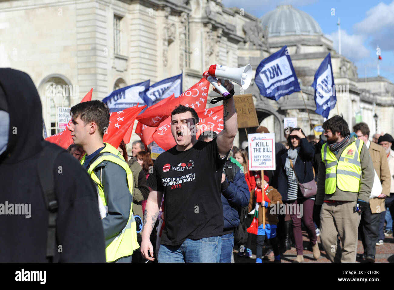 Cardiff, Wales, UK. Crowds gather outside the national Museum of Wales to march prior to a speech by Labour Leader Jeremy Corbyn MP, at a rally opposing Tory plans to weaken trade unions. The crowds are shouting, wearing anti austerity tshirts and waving NUT flags Stock Photo