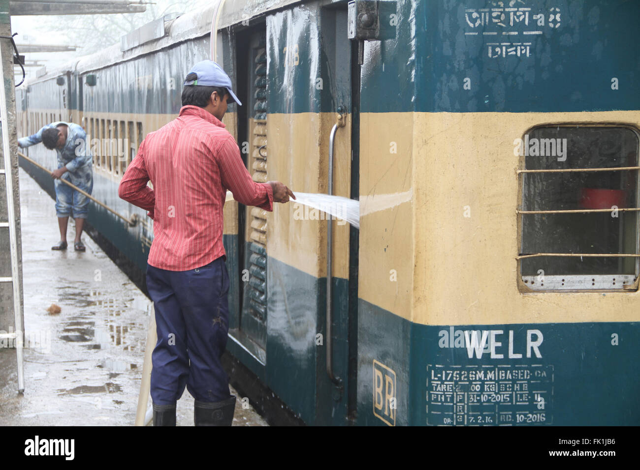 Dhaka, Bangladesh. 5 March 2016. Railway cleaners works at a railway