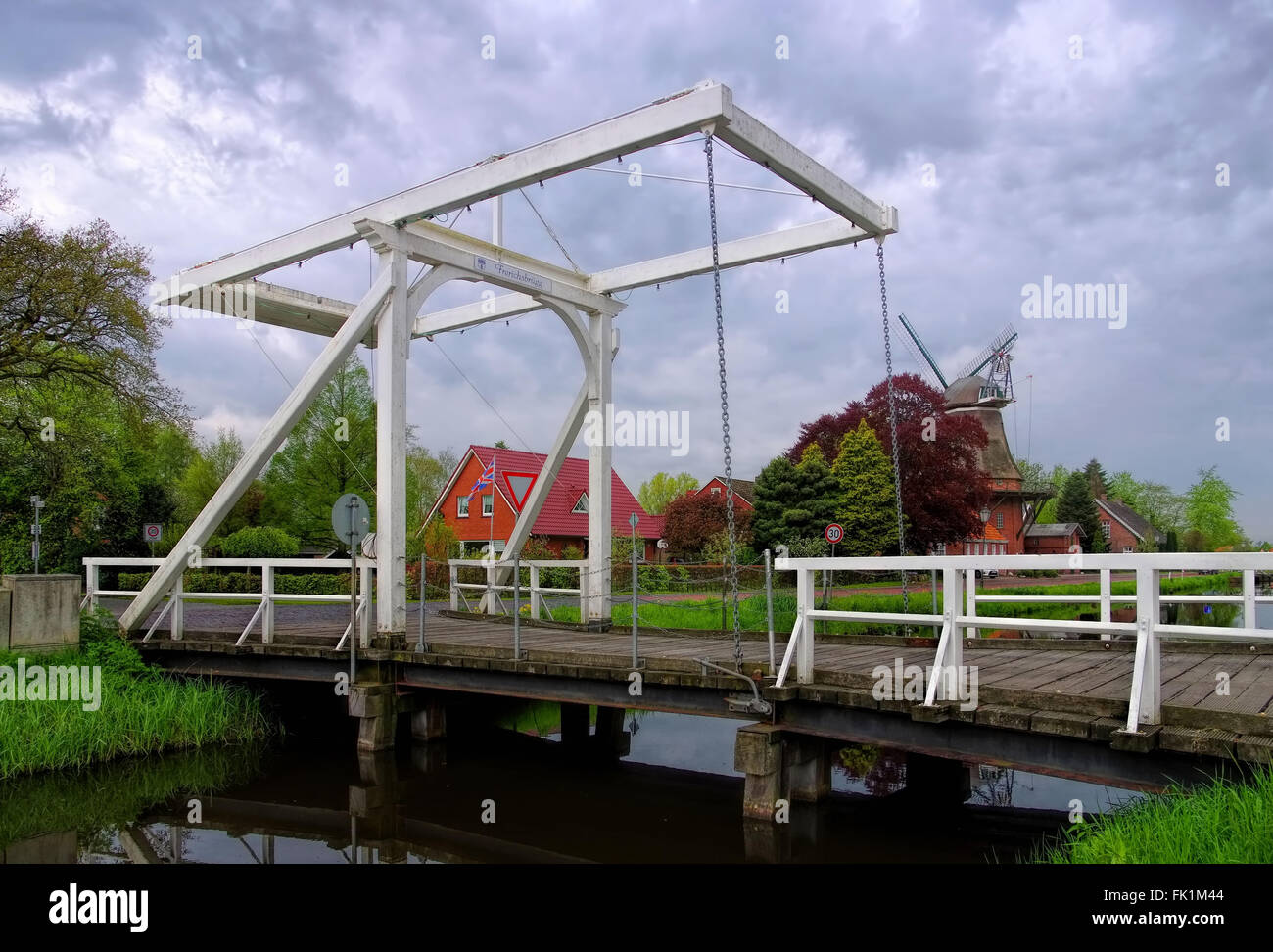 Westgroßefehn, typische Brücke über einen Fehnkanal - Westgrossefehn typical white bridge in Eastern Frisia Stock Photo