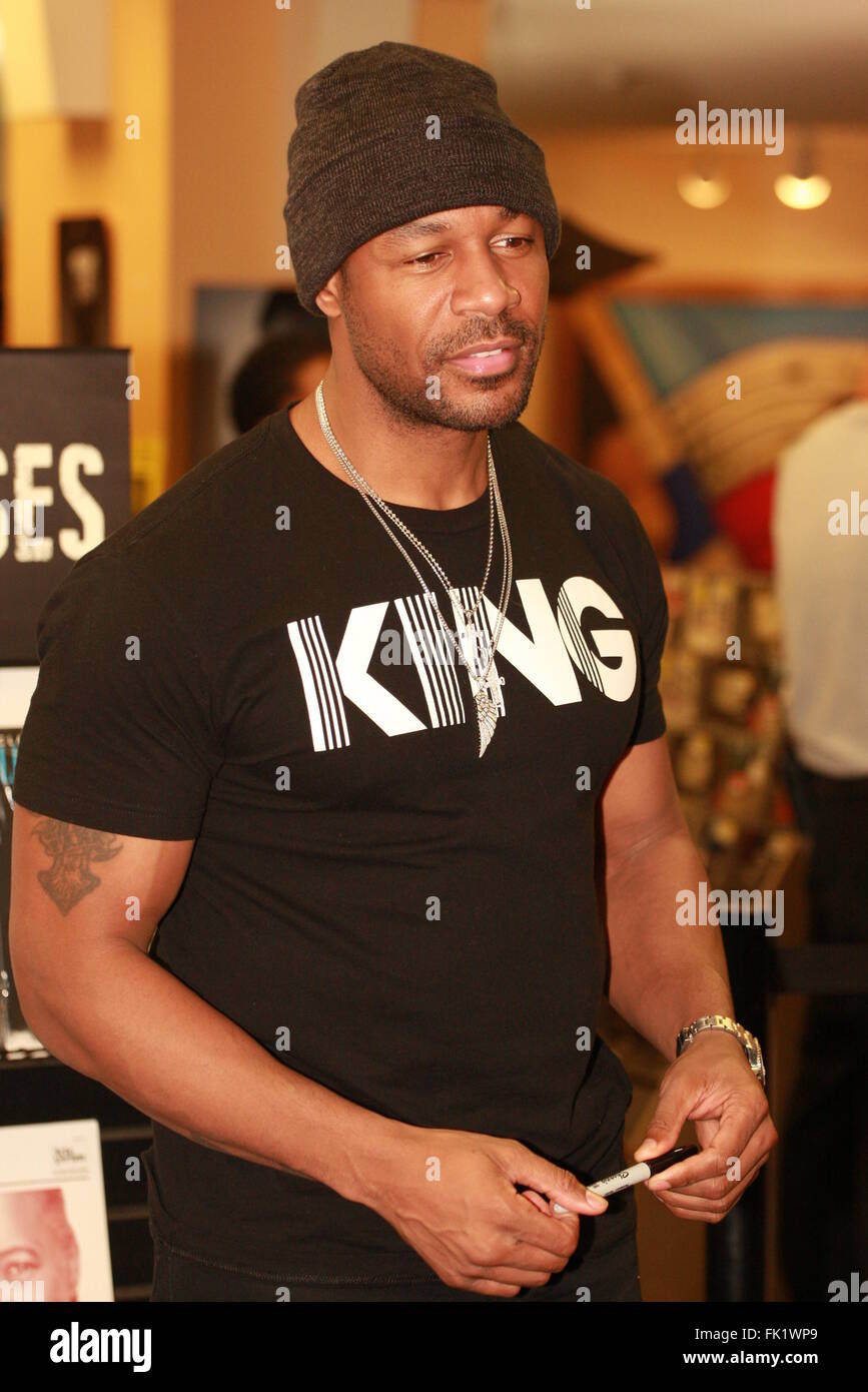 R&B Artist Tank signs copies of his new CD at the FYE store in ...