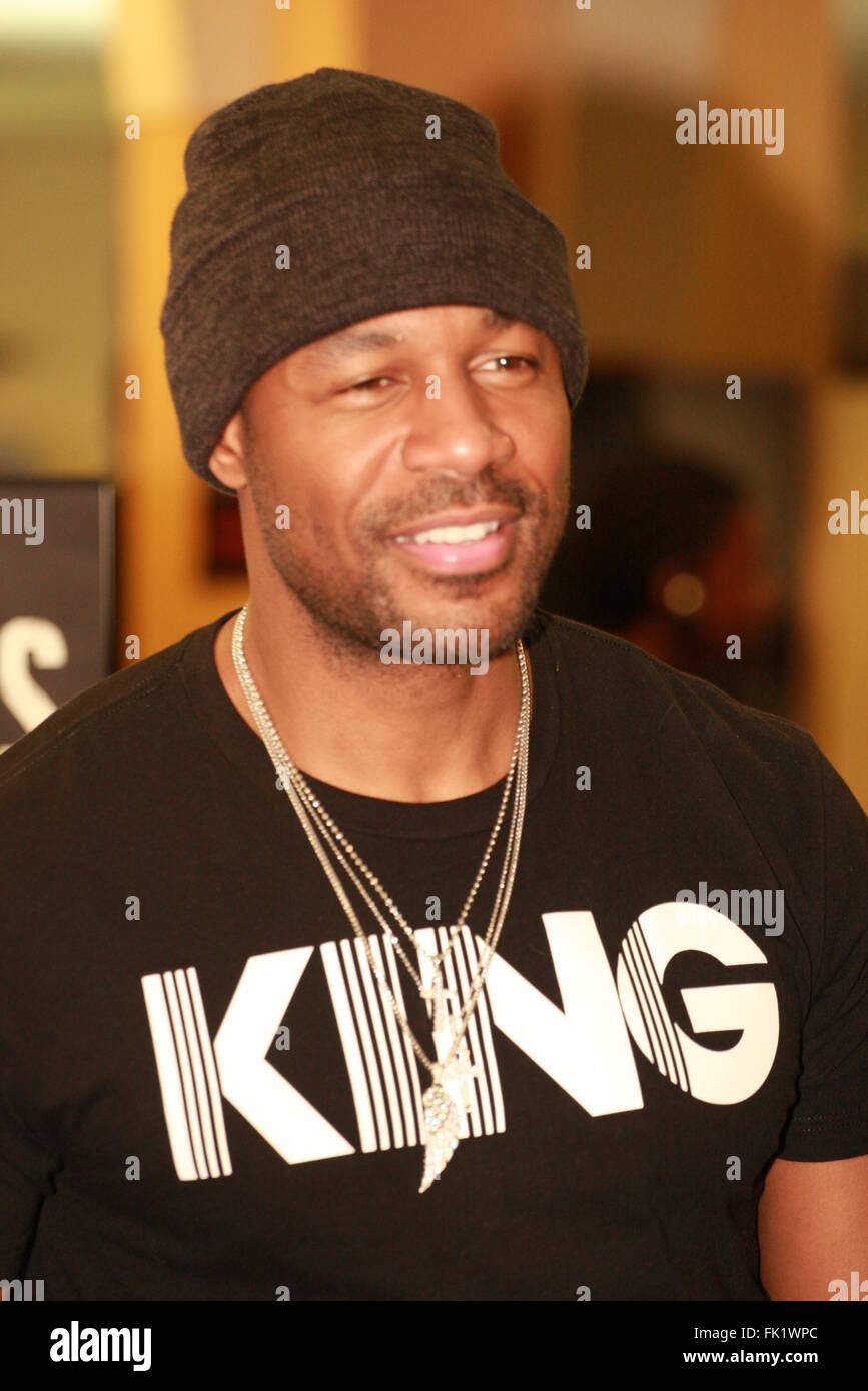 R&B Artist Tank signs copies of his new CD at the FYE store in ...