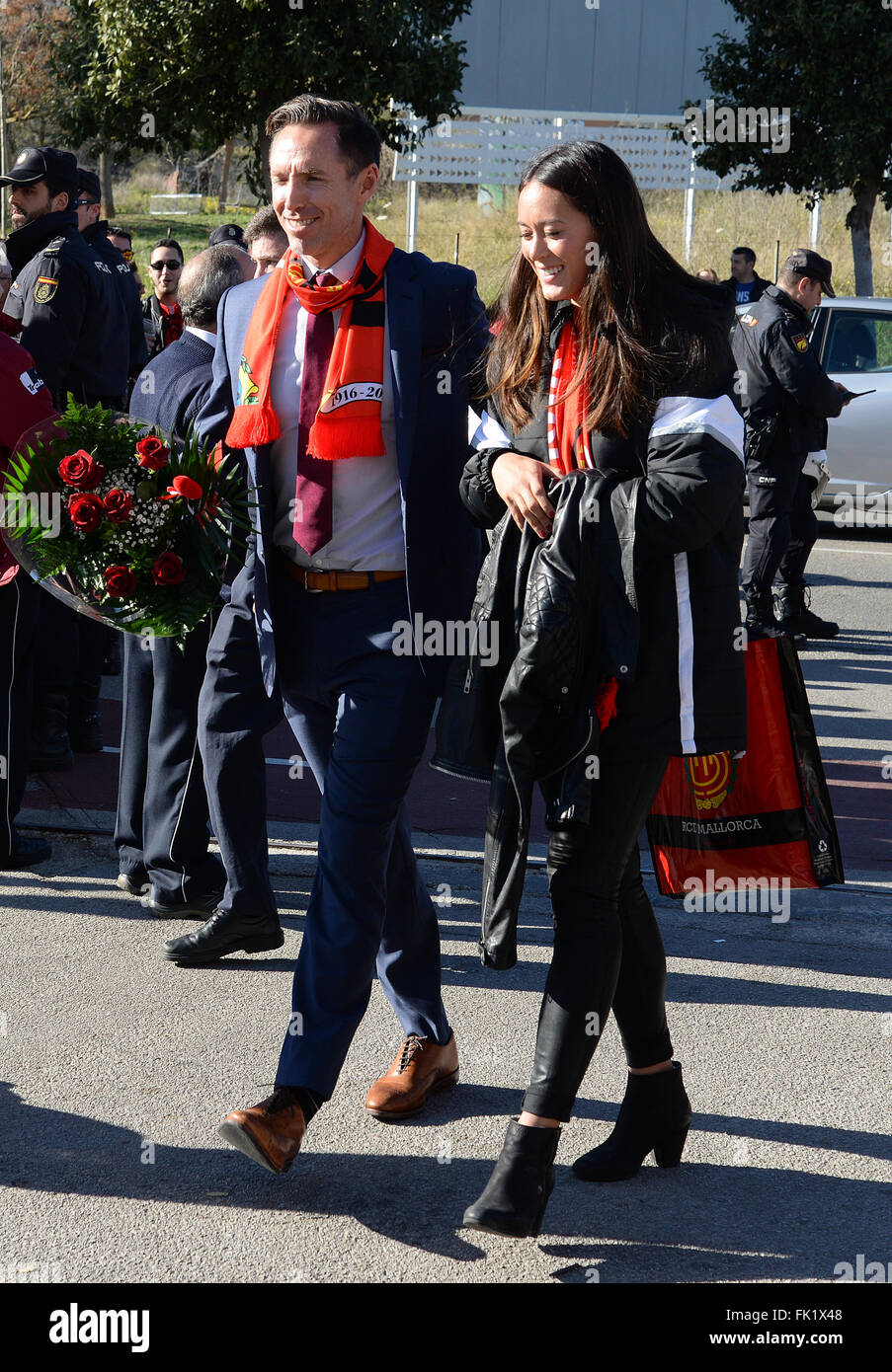 Former Nba Player Steve Nash And His Fiancee Lilla Frederick In Mallorca During The Football Match In Majorca Stock Photo Alamy