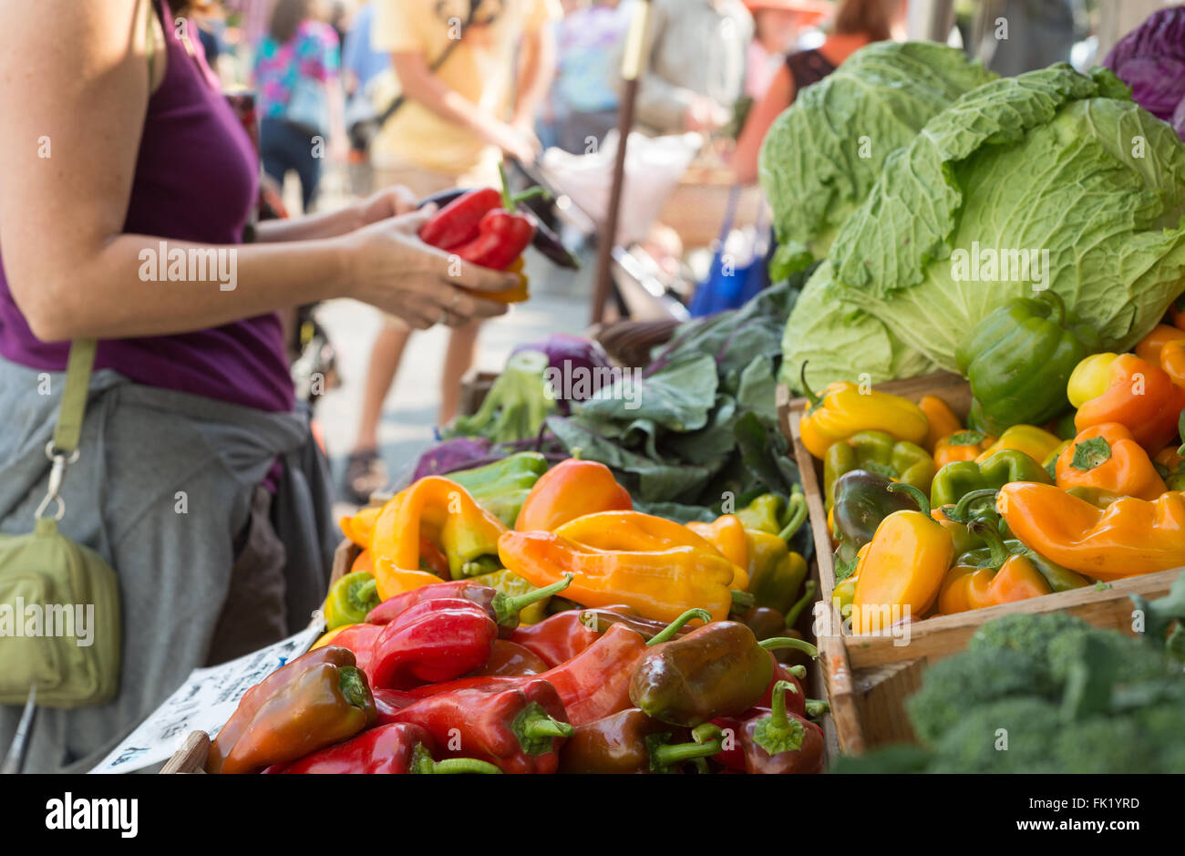 Farmers market vegetable stand hi-res stock photography and images - Alamy