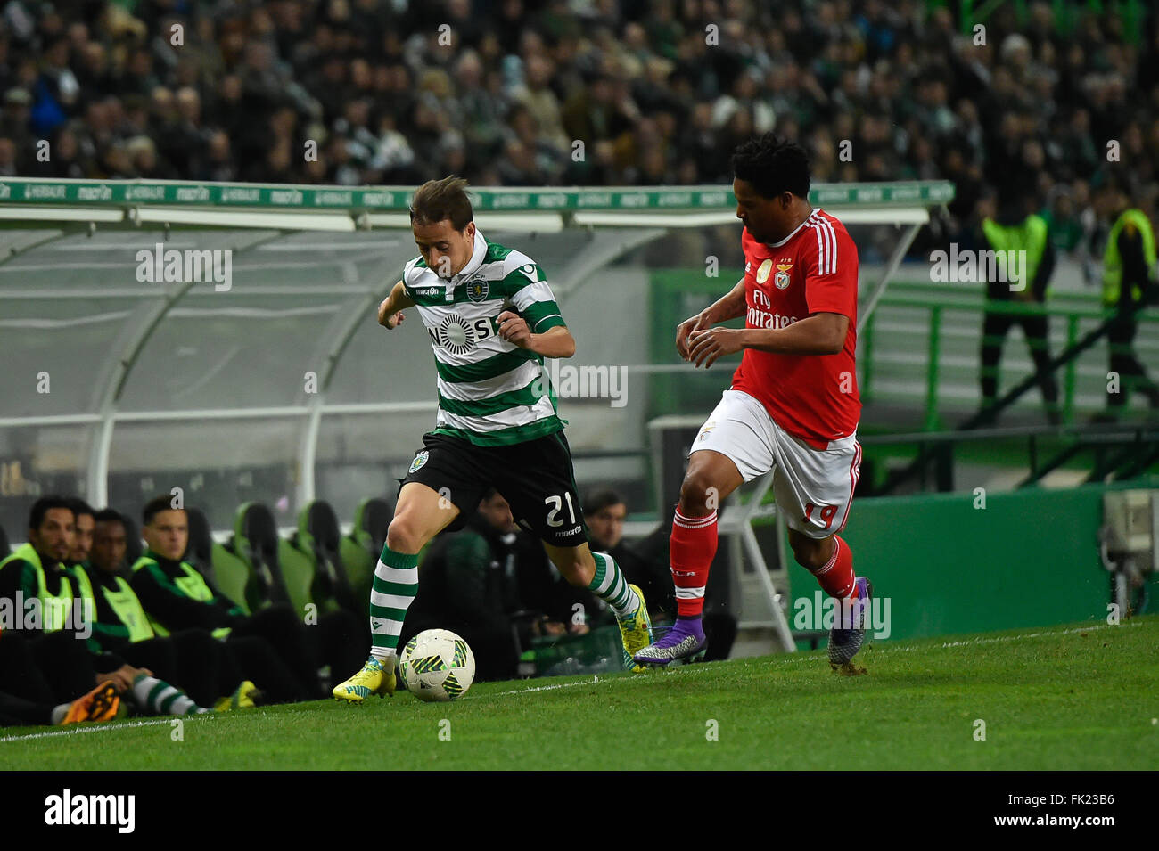 Lisbon, Portugal. 5th March, 2016.  SPORTING-BENFICA - João Pereira (L), Sporting player, and Eliseu (R), Benfica player, in action during Portuguese League football match between Sporting and Benfica held in Estádio Alvalade XXI, in Lisbon,  Portugal. Photo: Bruno de Carvalho/Alamy Live News Stock Photo