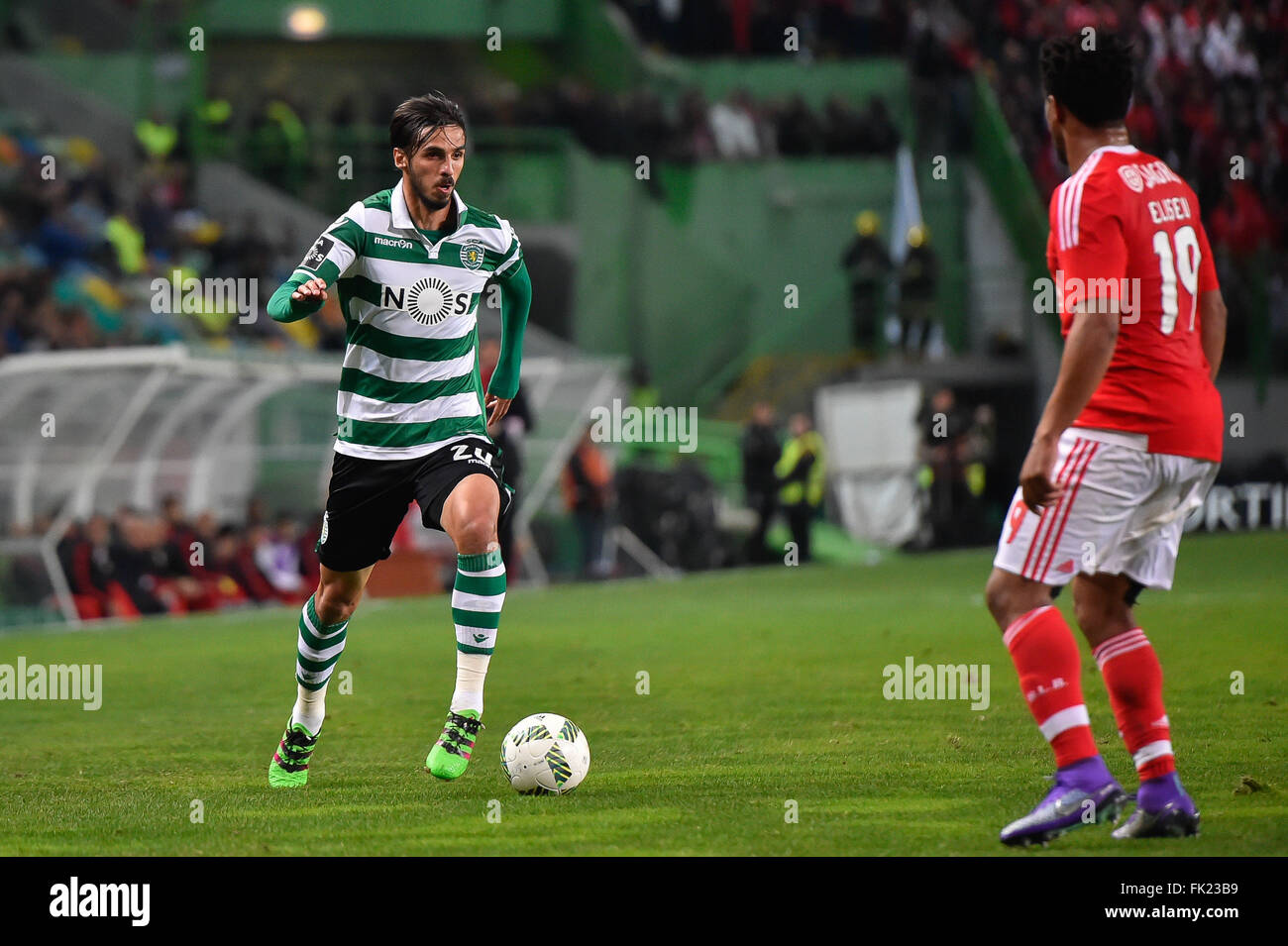 Lisbon, Portugal. 5th March, 2016.  SPORTING-BENFICA - Bryan Ruiz (L), Sporting player, and Eliseu (R), Benfica player, in action during Portuguese League football match between Sporting and Benfica held in Estádio Alvalade XXI, in Lisbon,  Portugal. Photo: Bruno de Carvalho/Alamy Live News Stock Photo