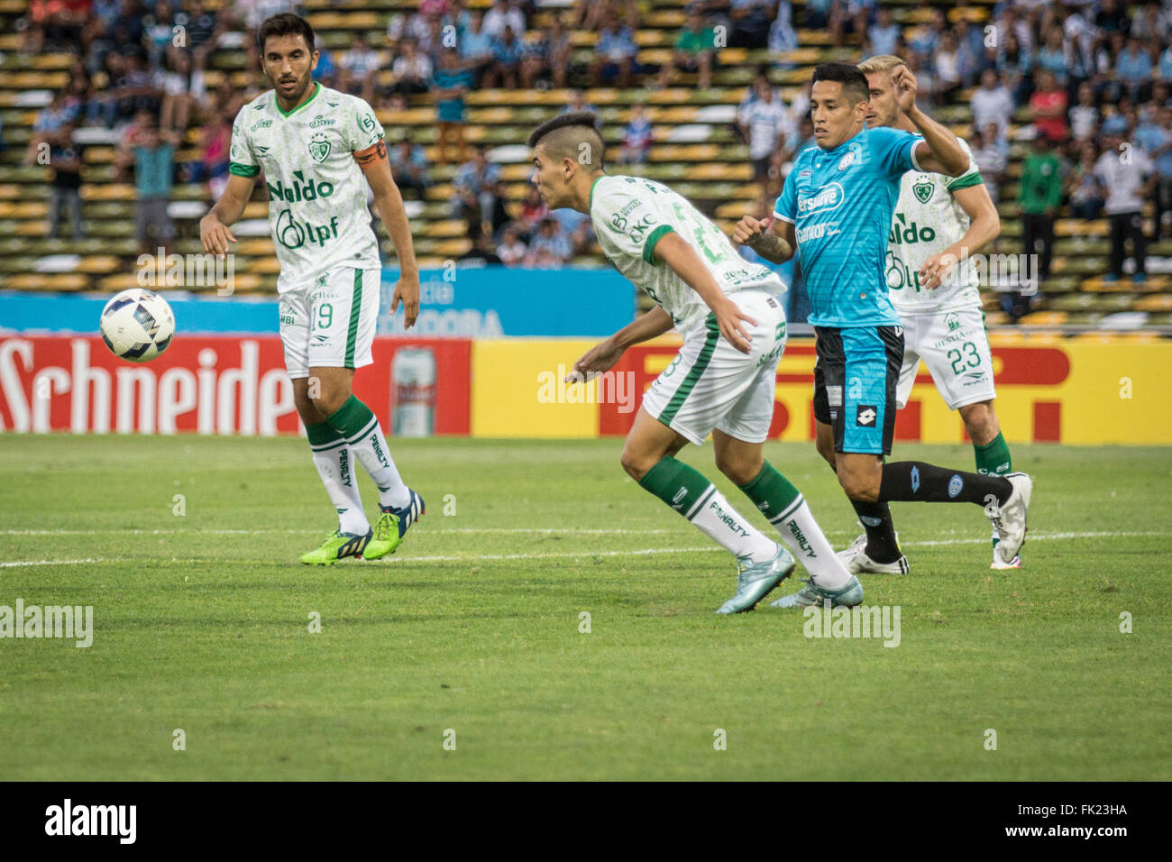 Cordoba, Argentina. 5th March, 2016. Maximiliano Caire, Defense de Club Atletico Sarmiento searching the balloon during a match between Belgrano and Sarmiento as part of the sixth round of Primera Division. in Mario Kempes Stadium on March 05, 2014 in Cordoba, Argentina. Stock Photo