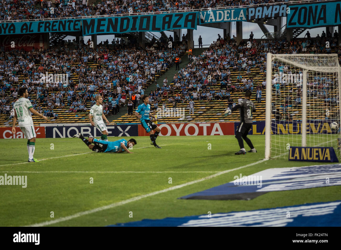 Cordoba, Argentina. 5th March, 2016. Pier Barrios, Defense de Belgrano scoring a goal during a match between Belgrano and Sarmiento as part of the sixth round of Primera Division. in Mario Kempes Stadium on March 05, 2014 in Cordoba, Argentina. Stock Photo