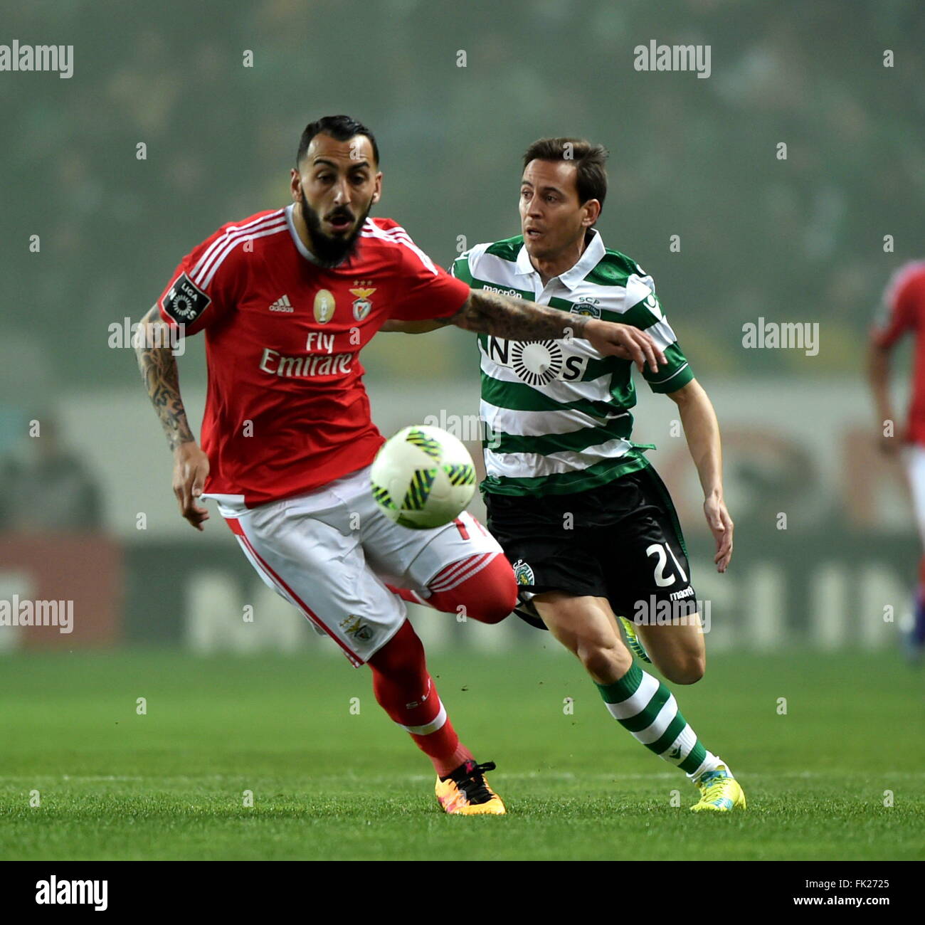 Lisbon. 5th Mar, 2016. Sporting's Joao Pereira (R) vies the ball with Benfica's Mitroglou during the Portuguese league football match between Sporting CP and SL Benfica at the Jose Alvalade stadium in Lisbon on Mar. 5, 2016. Sporting lost 0-1. © Zhang Liyun/Xinhua/Alamy Live News Stock Photo
