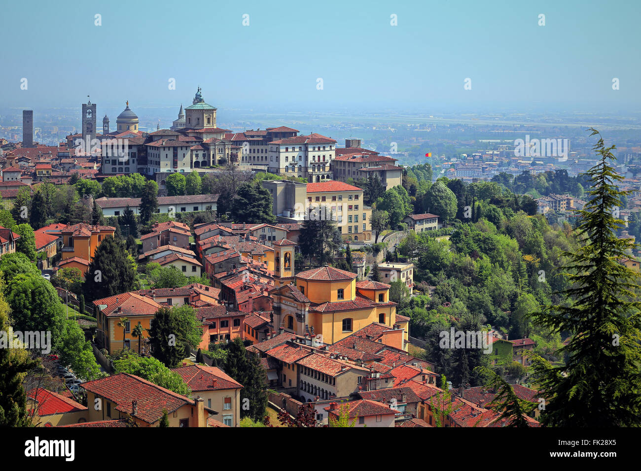 Centro storico di Città alta con il Seminario Vescovile Giovanni XXIII dal  di sopra, Bergamo, Lombardia, Italia, Europa Foto stock - Alamy