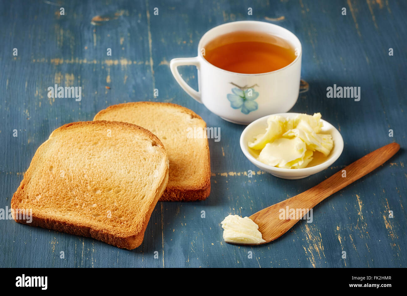 Чай сахар колбаса сыр хлеб. Чай с хлебом. Чай и хлеб с маслом. Хлеб с маслом и кофе. Хлеб с маслом и сыром и чай.