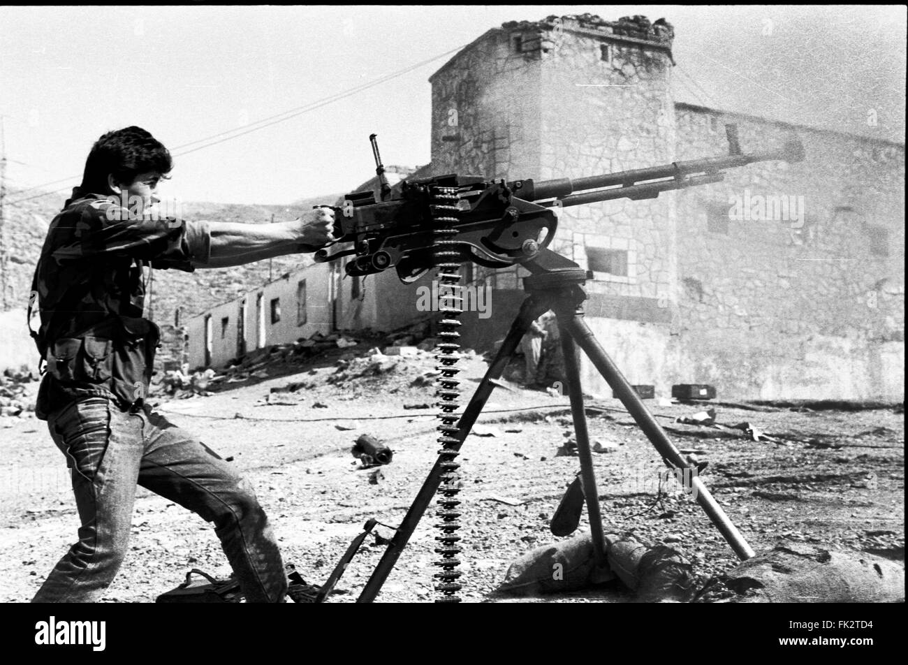 Near Zakho, northern Iraq, Kurdistan. March 1991. A fighter from the Kurdistan Front fires a heavy machine gun at an attacking Iraqi helicopter during the uprising by Kurds against forces of Saddam Hussein's government. Stock Photo