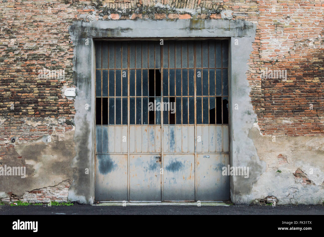 Big metal doors hires stock photography and images Alamy