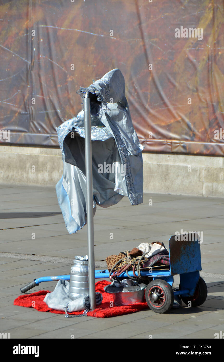 Living statues hires stock photography and images Alamy