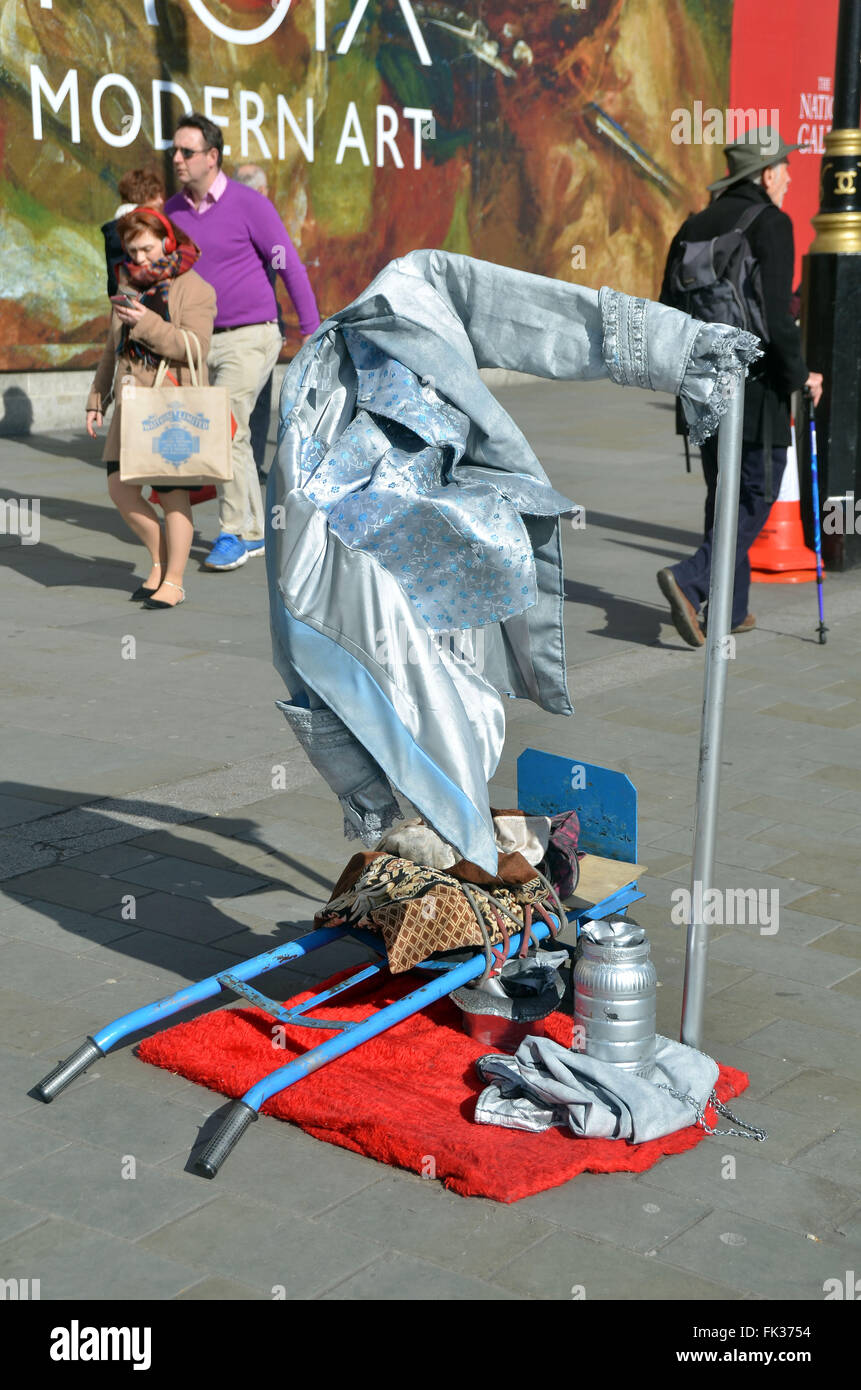 Living statues hires stock photography and images Alamy