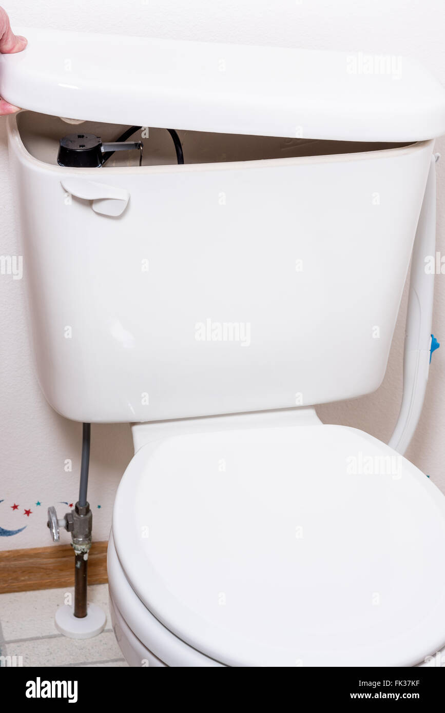 Interno di un piccolo bagno con wc in ceramica su pareti bianche in  appartamento vicino al cestino di rattan Foto stock - Alamy