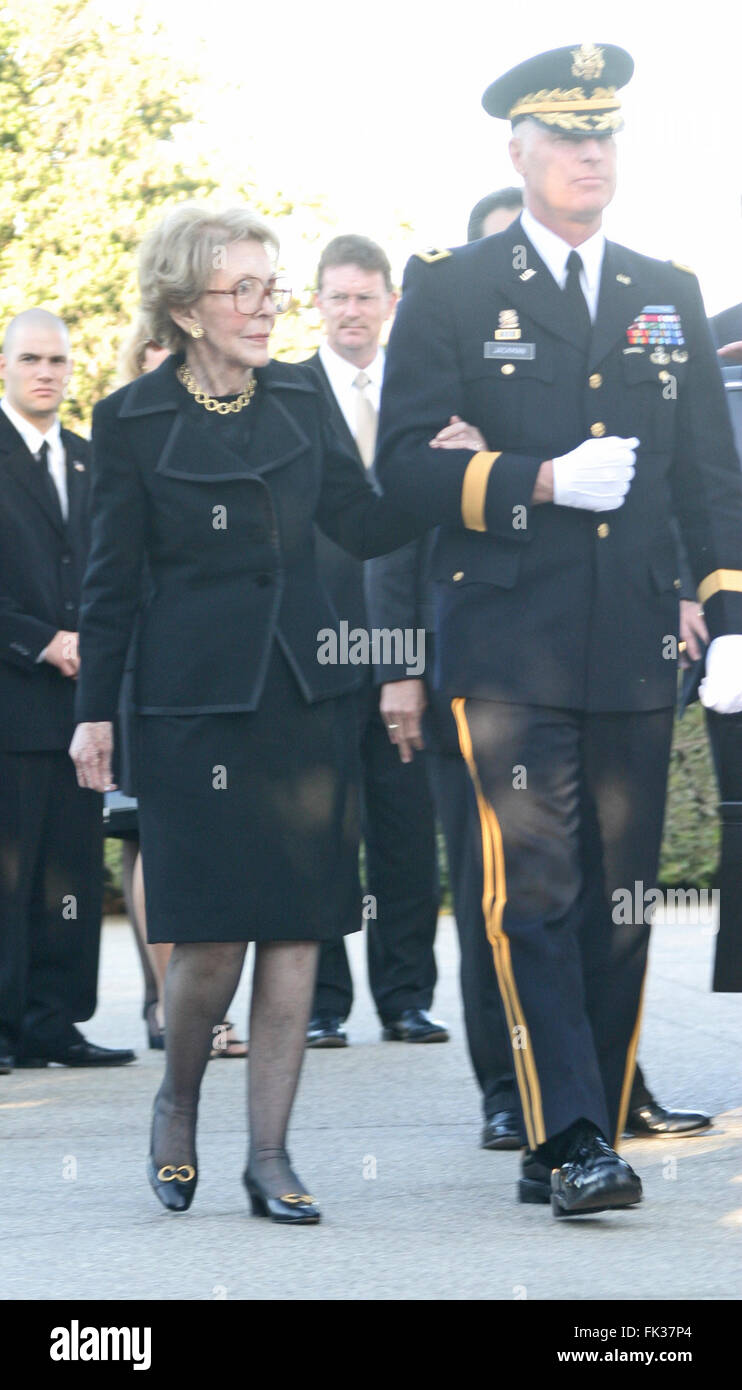 California, USA. 9th June, 2004. Former US First Lady Nancy Reagan (L ...