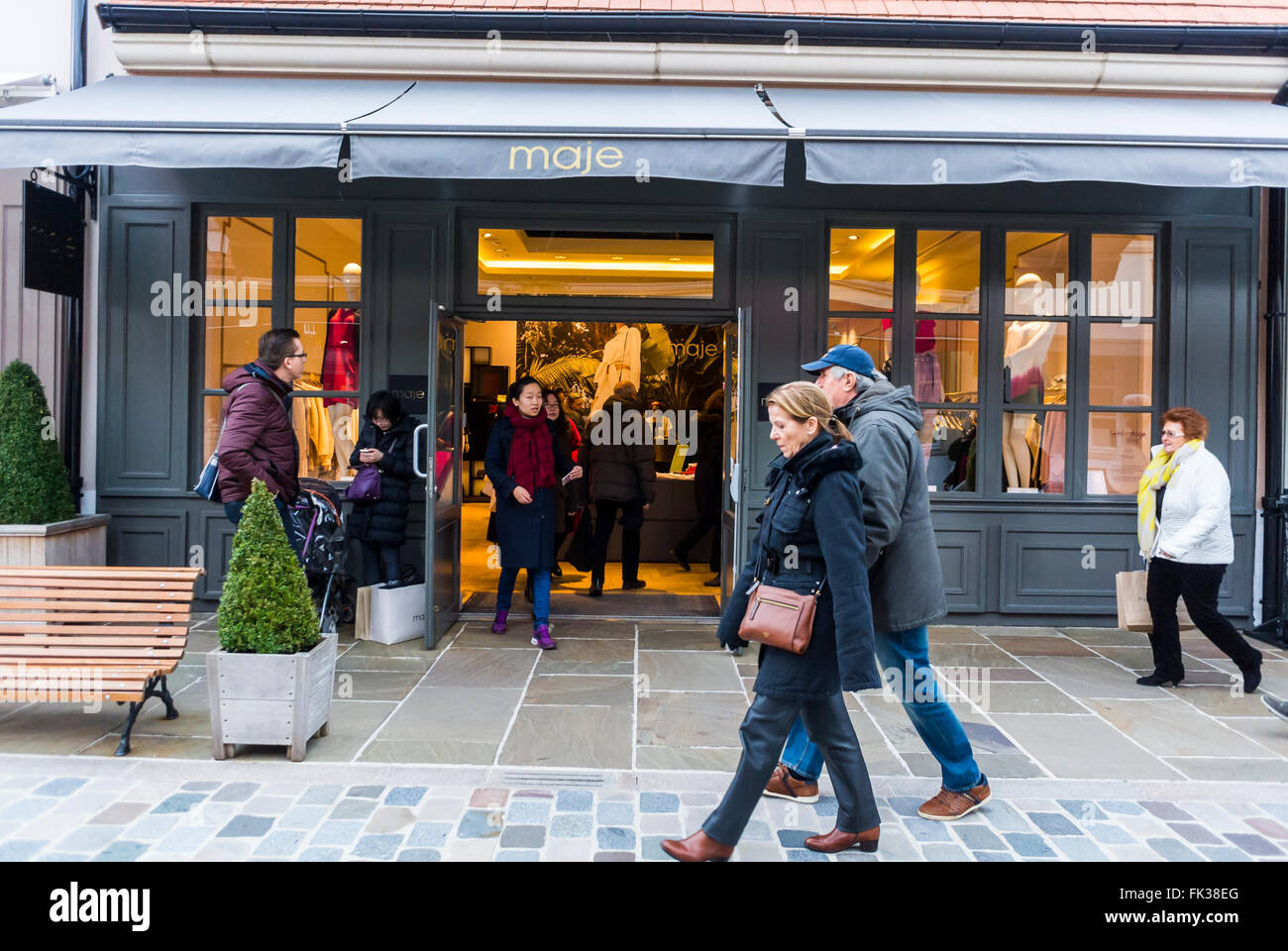 Paris, France, People Walking on Street Shopping, La Vallée Village,  Discount Luxury Mall, Marne-la Vallée, Local neighbourhoods, suburban  neighborhood Stock Photo - Alamy