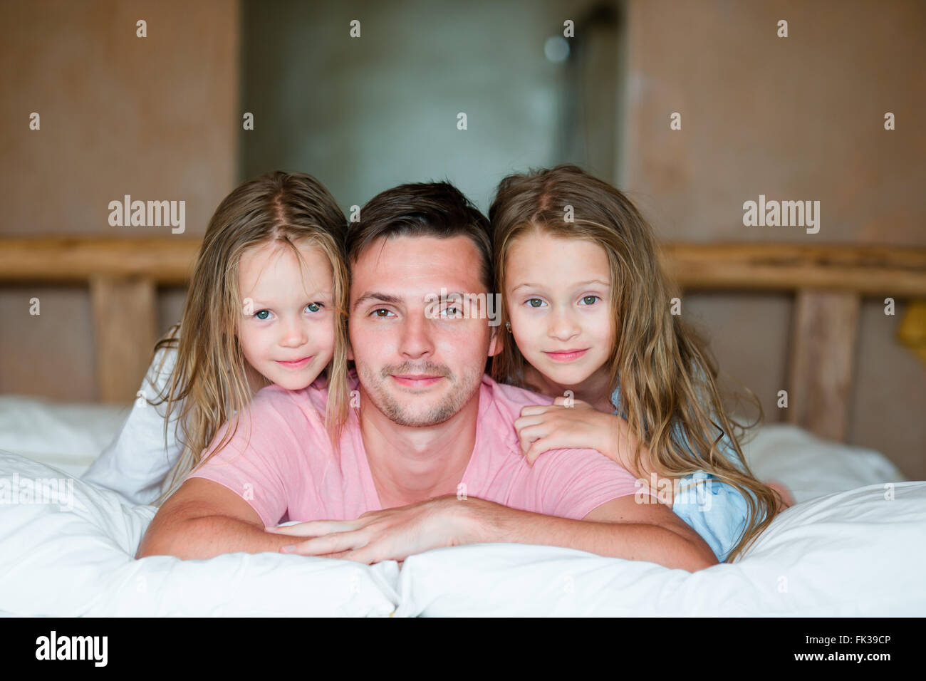 Отец дочка и ее подружка. Семейная фотосессия со взрослыми детьми. Папа и дочка подросток. Отец дочка и ее подружка. Отец и дочь черно белое фото.