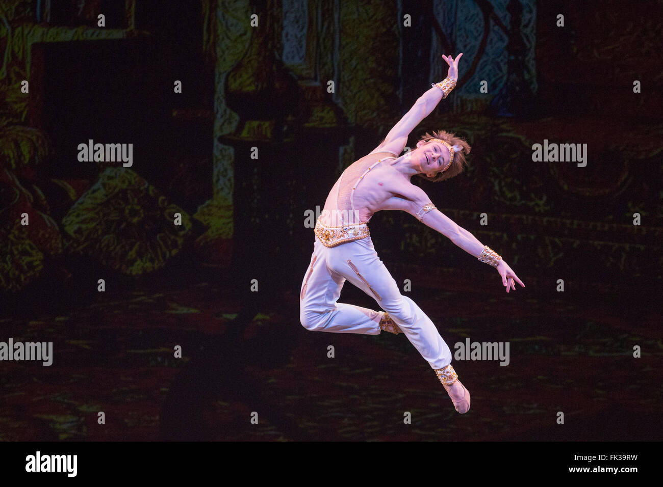 London, UK. 6 March 2016. Le Corsaire performed by Maria Kochetkova (San Francisco Ballet) and Daniil Simkin (Americal Ballet Theatre). Dress rehearsal of the 'Ave Maya' Gala at the London Coliseum to celebrate the life and work of the extraordinary prima ballerina Maya Plisetskaya. The gala under the artistic direction of Andris Liepa presents world-class dancers performing her favourite roles as well as works originally crated for Maya Plisetskaya. The evening is part of the annual Russian Ballet Icons Gala. Stock Photo