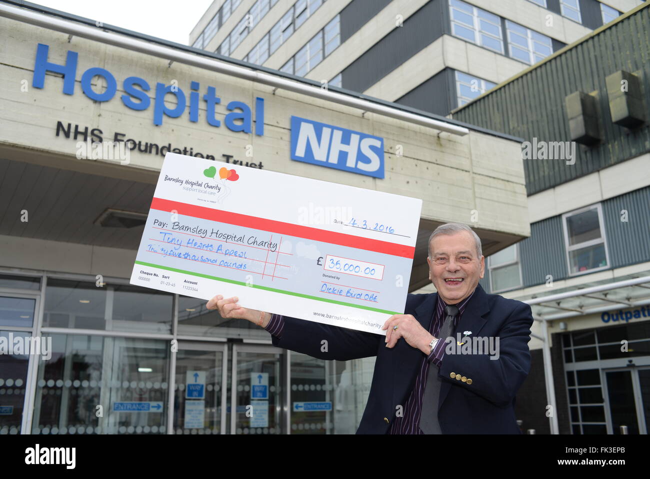 Harold 'Dickie' Bird with a £35,000 cheque he presented to the Tiny Hearts Appeal at Barnsley Hospital, South Yorkshire, UK. Stock Photo