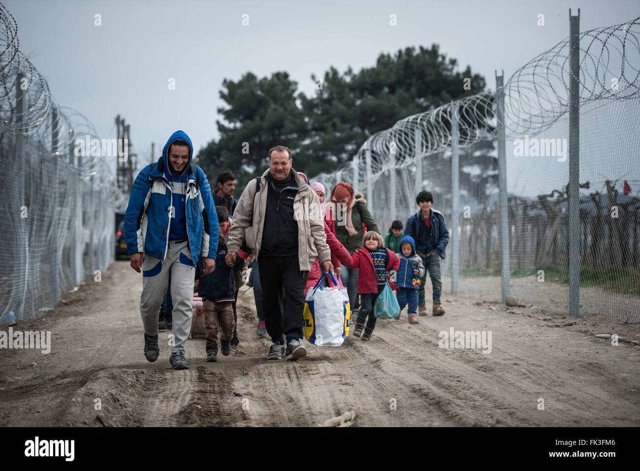 Gevgelija, Macedonia. 06th Mar, 2016. Migrants reach the camp of Gevgelija after entering Macedonia. Migrants on the way to the camp of Gevgelija in Macedonia welcomed in the camp of Idomeni in Greece waiting to get past the checkpoint at the greek-Macedonian border. Conditions of extreme difficulty at the Idomeni's camp where the population exceeded 10,000 units. At the moment there are about 400 refugees crossing the border in the direction of the camp of Gevgelija in Macedonia to continue their journey North into Western Europe. Credit:  Ivan Romano/Pacific Press/Alamy Live News Stock Photo