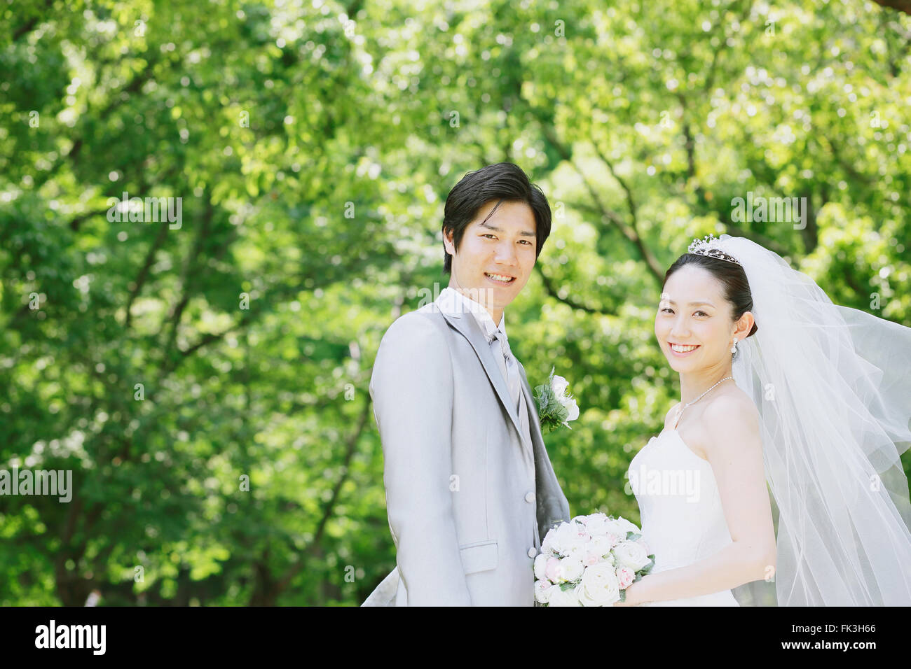 Japanese bride and groom in a city park Stock Photo - Alamy